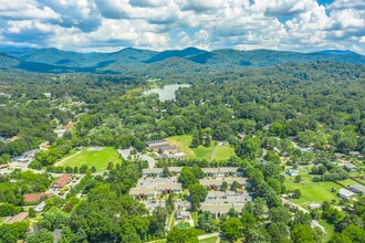 Manor Ridge Apartments in Asheville, NC - Foto de edificio - Building Photo