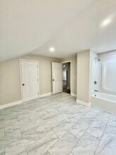 16 Crompton St, Unit 1 in Worcester, MA - Foto de edificio - Building Photo