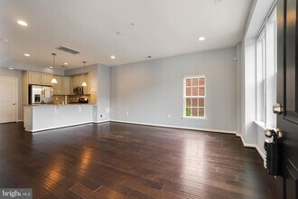 8125 Greenbelt Station Pkwy in Greenbelt, MD - Building Photo - Building Photo