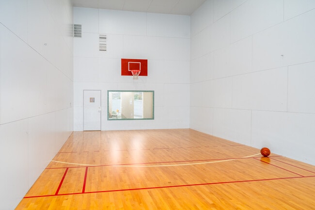 Courts At Indian Canyon in Spokane, WA - Foto de edificio - Building Photo