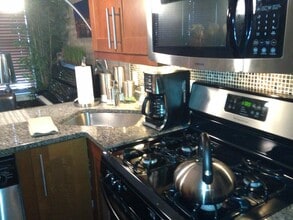 3754 N Bernard St, Unit 1B in Chicago, IL - Building Photo - Building Photo