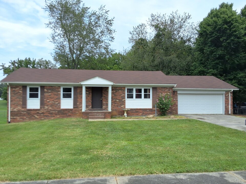 927 Fairview Cir in Radcliff, KY - Building Photo