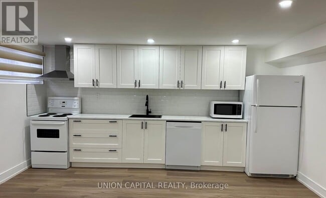 29 Broadlands Blvd in Toronto, ON - Building Photo - Building Photo