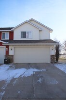 10022 Agate Ln in Johnston, IA - Building Photo