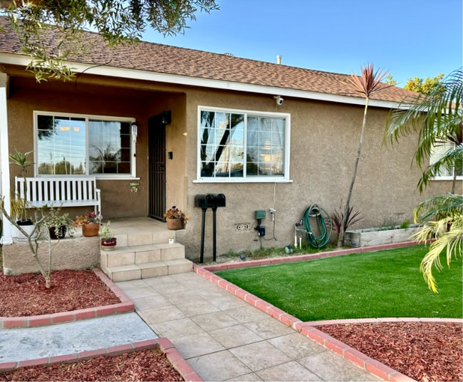 905 70th St in Long Beach, CA - Building Photo - Building Photo