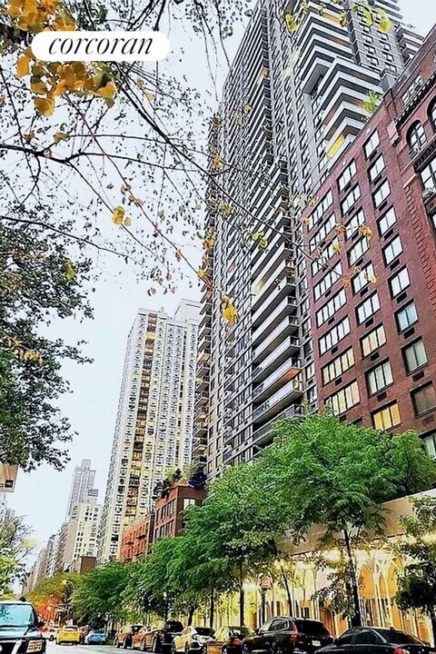 515 E 72nd St in New York, NY - Building Photo