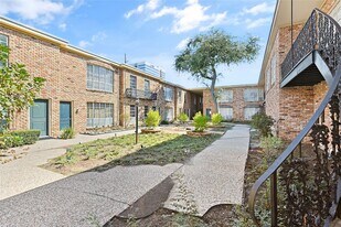 2503 McCue Rd in Houston, TX - Building Photo