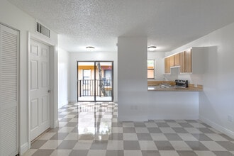 Tennis Villas Apartments in Miami, FL - Foto de edificio - Interior Photo