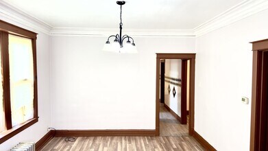 8232 S Marquette Ave in Chicago, IL - Building Photo - Building Photo