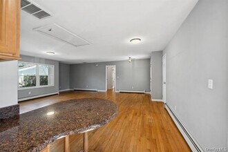 301 Laurel Rd in Northport, NY - Building Photo - Building Photo