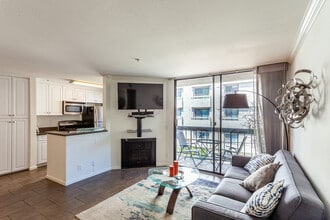 7320 Hawthorn Ave, Unit 213 in Los Angeles, CA - Building Photo - Building Photo