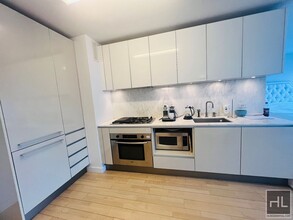 322 W 57th St in New York, NY - Building Photo - Building Photo