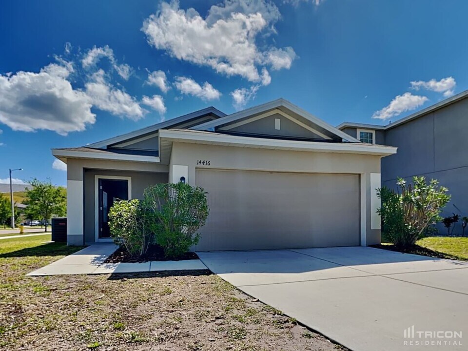 14416 Scottburgh Glen Dr in Wimauma, FL - Building Photo