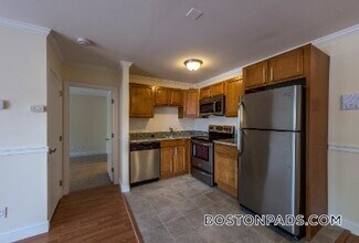 12 Westgate Dr in Woburn, MA - Building Photo - Building Photo