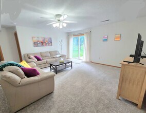 615 Rachael St in North Liberty, IA - Building Photo - Building Photo