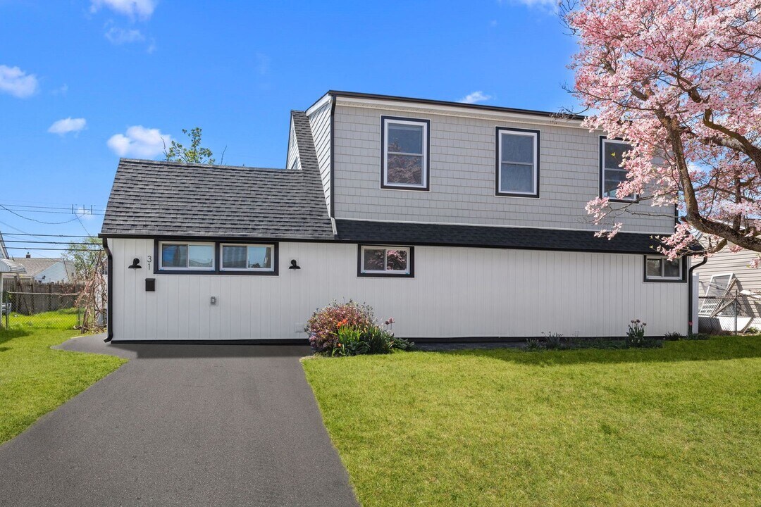 31 Nettletree Ln in Levittown, PA - Building Photo