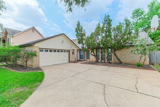 2815 Arrowhead Dr in Sugar Land, TX - Building Photo - Building Photo