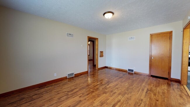 107 E 4th St in Ellinwood, KS - Building Photo - Building Photo