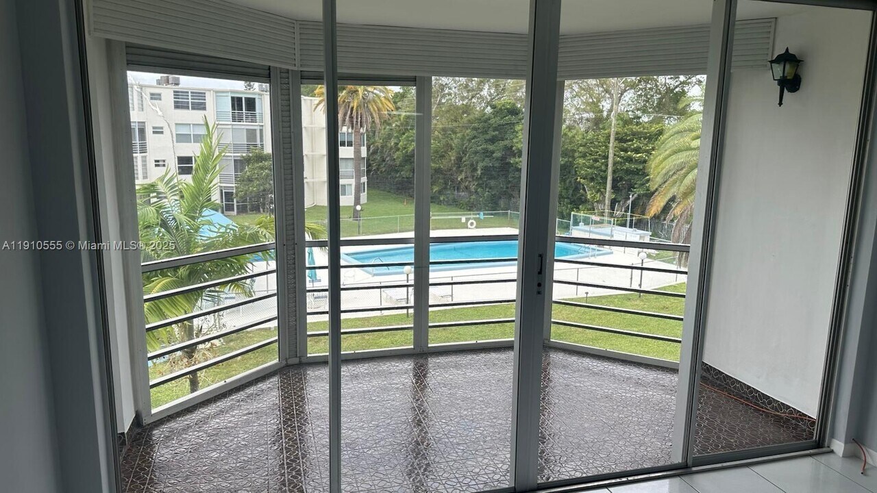 1701 NE 191st St in Miami, FL - Building Photo