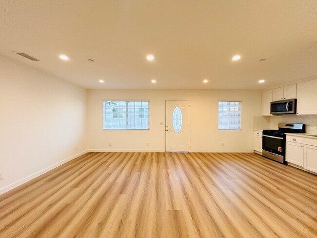 12717 Bradley Ave in Sylmar, CA - Foto de edificio - Building Photo