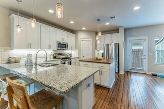 1700 Singleton Ave in Austin, TX - Building Photo - Building Photo