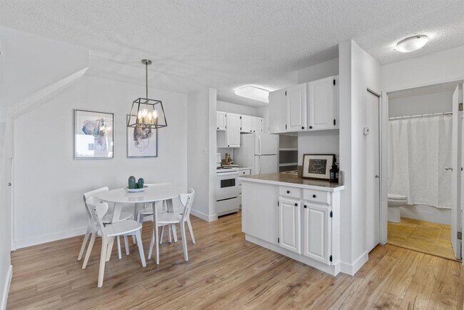 6400 Coach Hill Rd SW in Calgary, AB - Building Photo - Building Photo