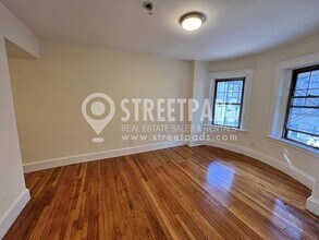 1315 Commonwealth Ave in Boston, MA - Foto de edificio - Building Photo