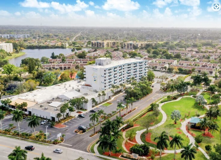 Chateau Mar Golf Resort in Lauderhill, FL - Building Photo