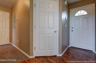 7615 Melody Commons Ct in Anchorage, AK - Foto de edificio - Building Photo