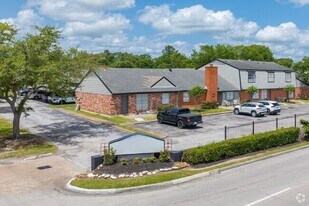 Lux Estate TX Apartments in Beaumont, TX - Building Photo