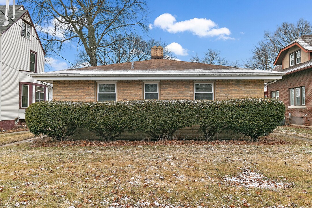 1912 E State St-Unit -1914 in Rockford, IL - Building Photo