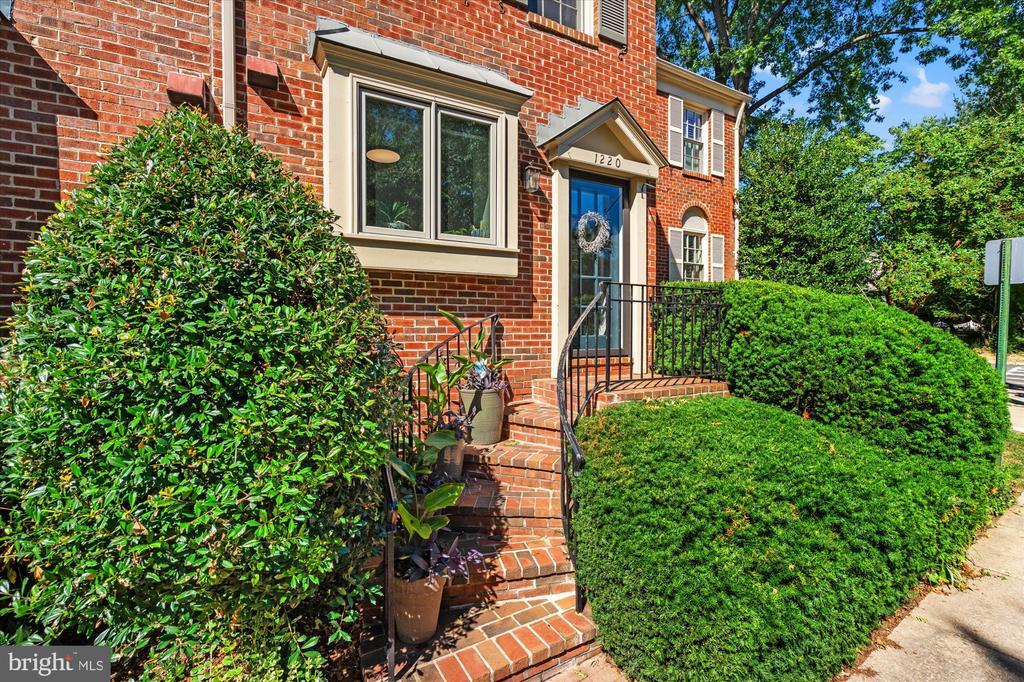 1220 W Abingdon Dr in Alexandria, VA - Building Photo