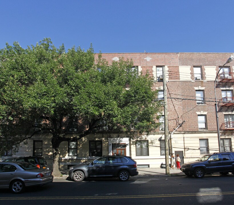 28-14 Crescent St in Astoria, NY - Building Photo