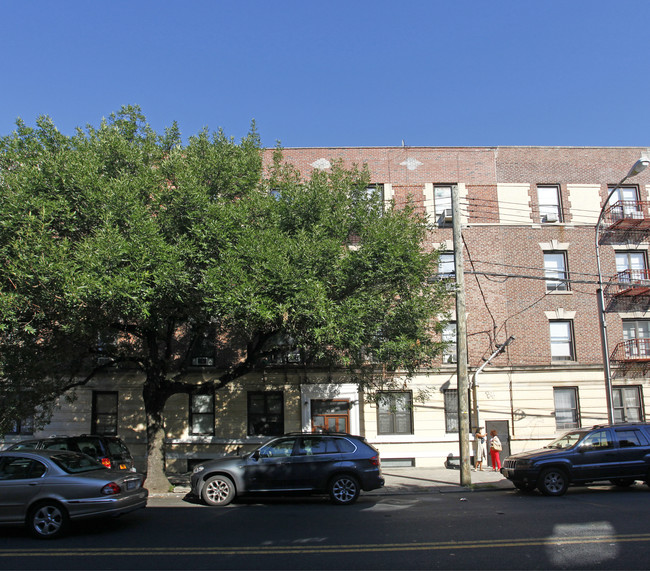 28-14 Crescent St