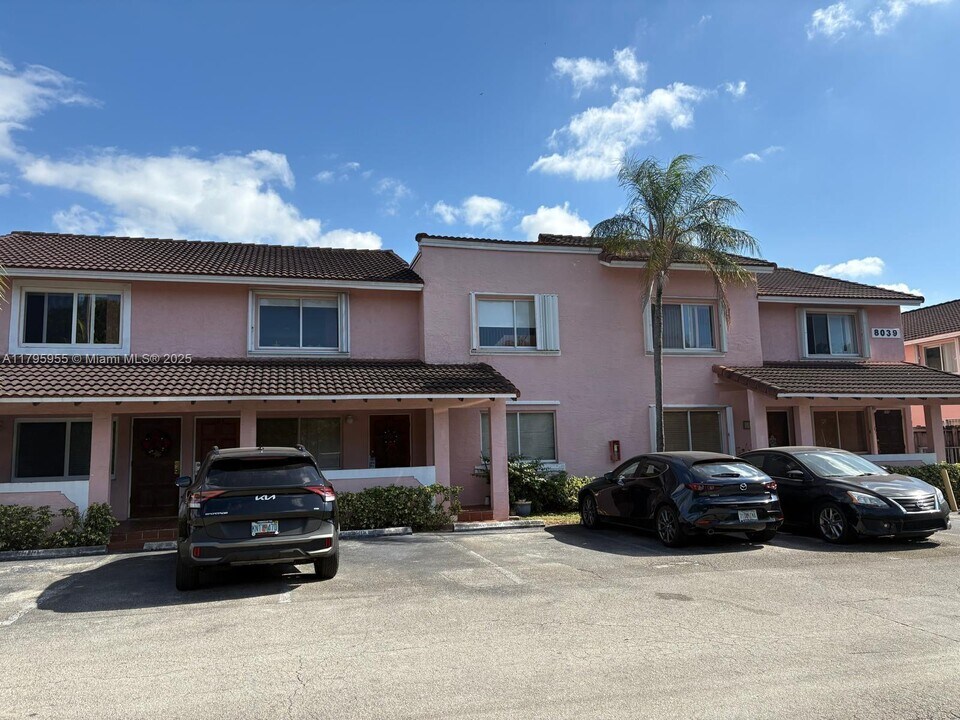8039 Lake Dr in Doral, FL - Building Photo