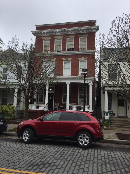 2026 W Grace St in Richmond, VA - Foto de edificio