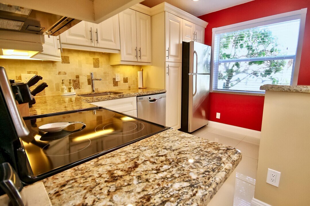 16 Colonial Club Dr-Unit -102 in Boynton Beach, FL - Building Photo