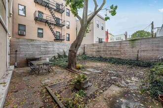 216 Webster Ave in Jersey City, NJ - Foto de edificio - Building Photo