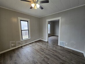 214 Edwards St in Waterloo, IA - Building Photo - Building Photo