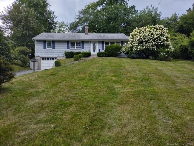 10 Entrance Rd in Milford, CT - Building Photo - Building Photo