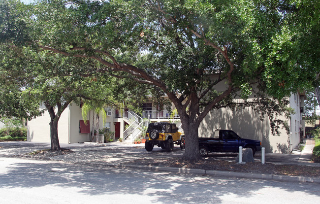 211 Danube Ave in Tampa, FL - Foto de edificio - Building Photo