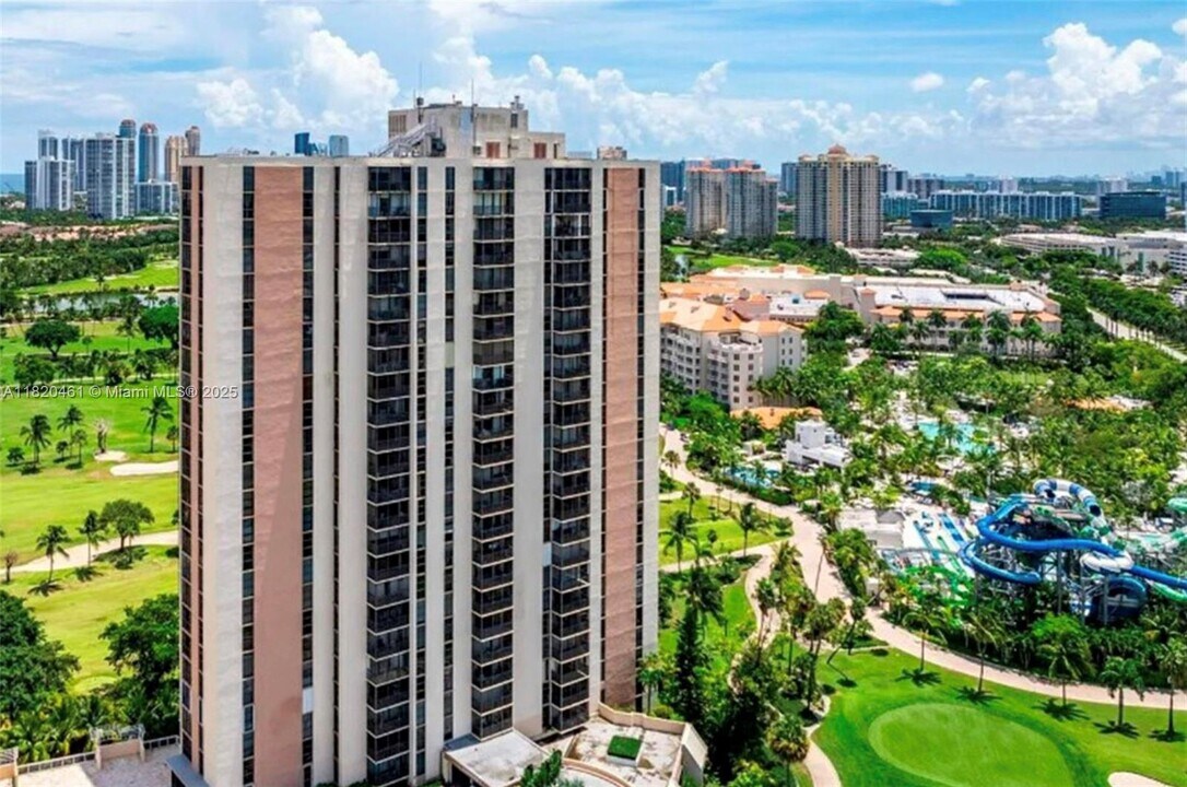 20335 W Country Club Dr in Aventura, FL - Building Photo