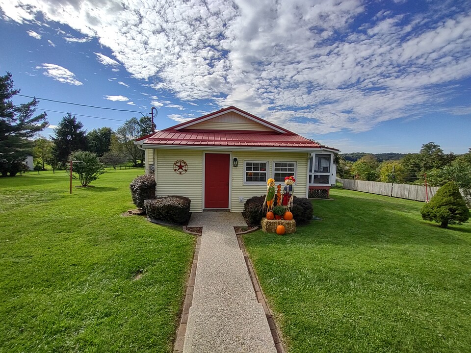 114 Skylark Ln in Mt Hope, WV - Building Photo