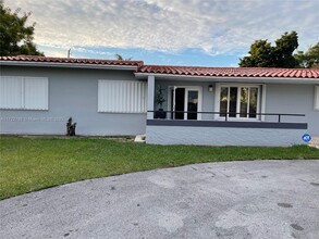 9260 SW 164th St in Palmetto Bay, FL - Foto de edificio - Building Photo