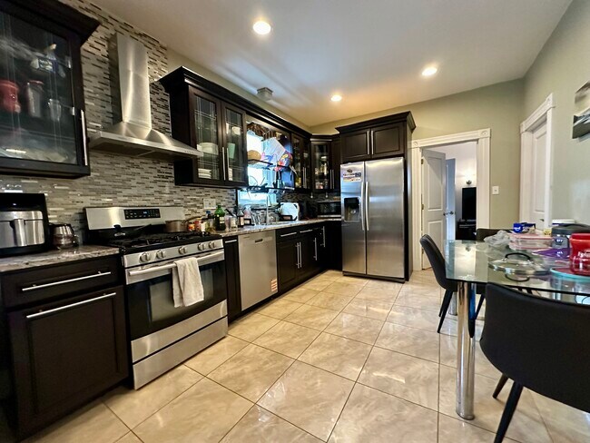 51 Rindge Ave, Unit 1 in Cambridge, MA - Foto de edificio - Building Photo