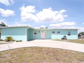 21088 Edgewater Dr in Port Charlotte, FL - Building Photo