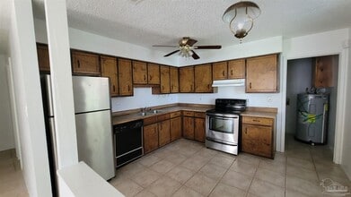 5411 E Shore Dr in Pensacola, FL - Building Photo - Building Photo