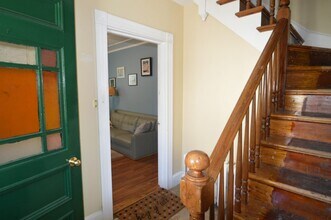 19 Dixon St, Unit 2 in Newport, RI - Foto de edificio - Building Photo