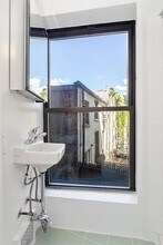 117 Perry St, Unit 8 in New York, NY - Building Photo - Building Photo