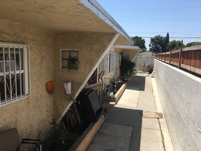 4810 E Compton Blvd in Compton, CA - Building Photo - Building Photo